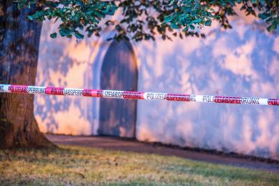 Aichtal-Neuenhaus: Sturmnachzuegler - Mann von Dachziegel der Kirche getroffen - Feuerwehr sperrt Kirche weitraeumig ab